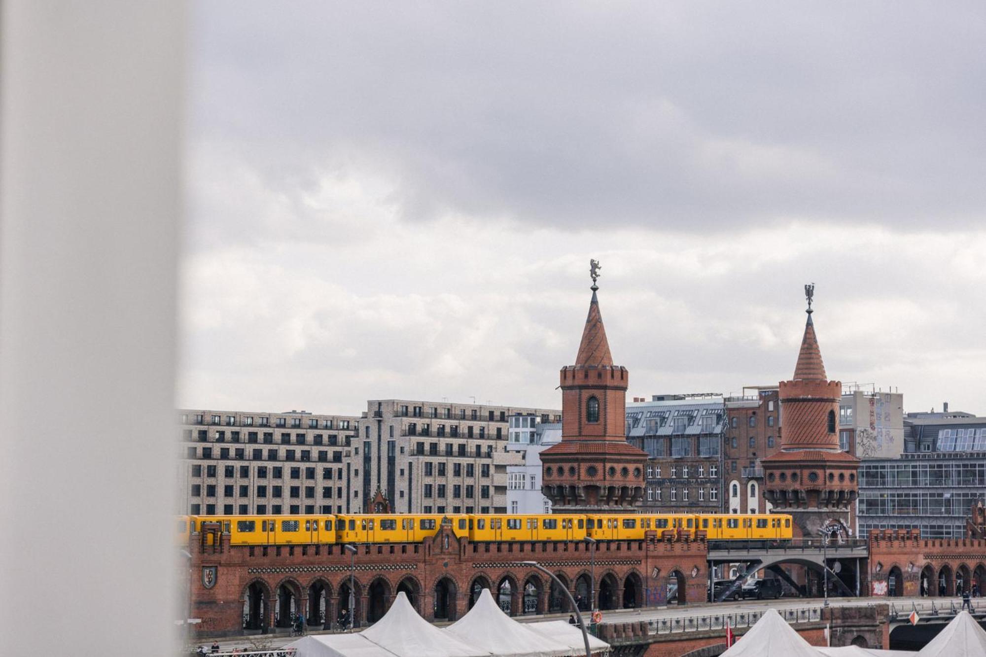 Homaris East Side Hotel Berlin Exterior foto