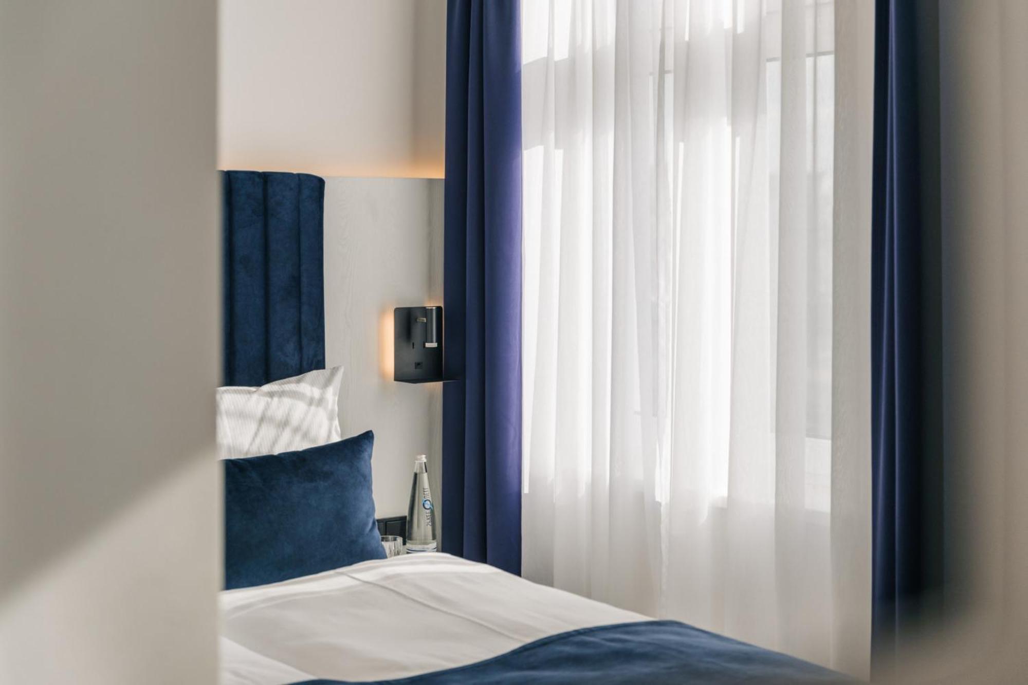 Homaris East Side Hotel Berlin Exterior foto
