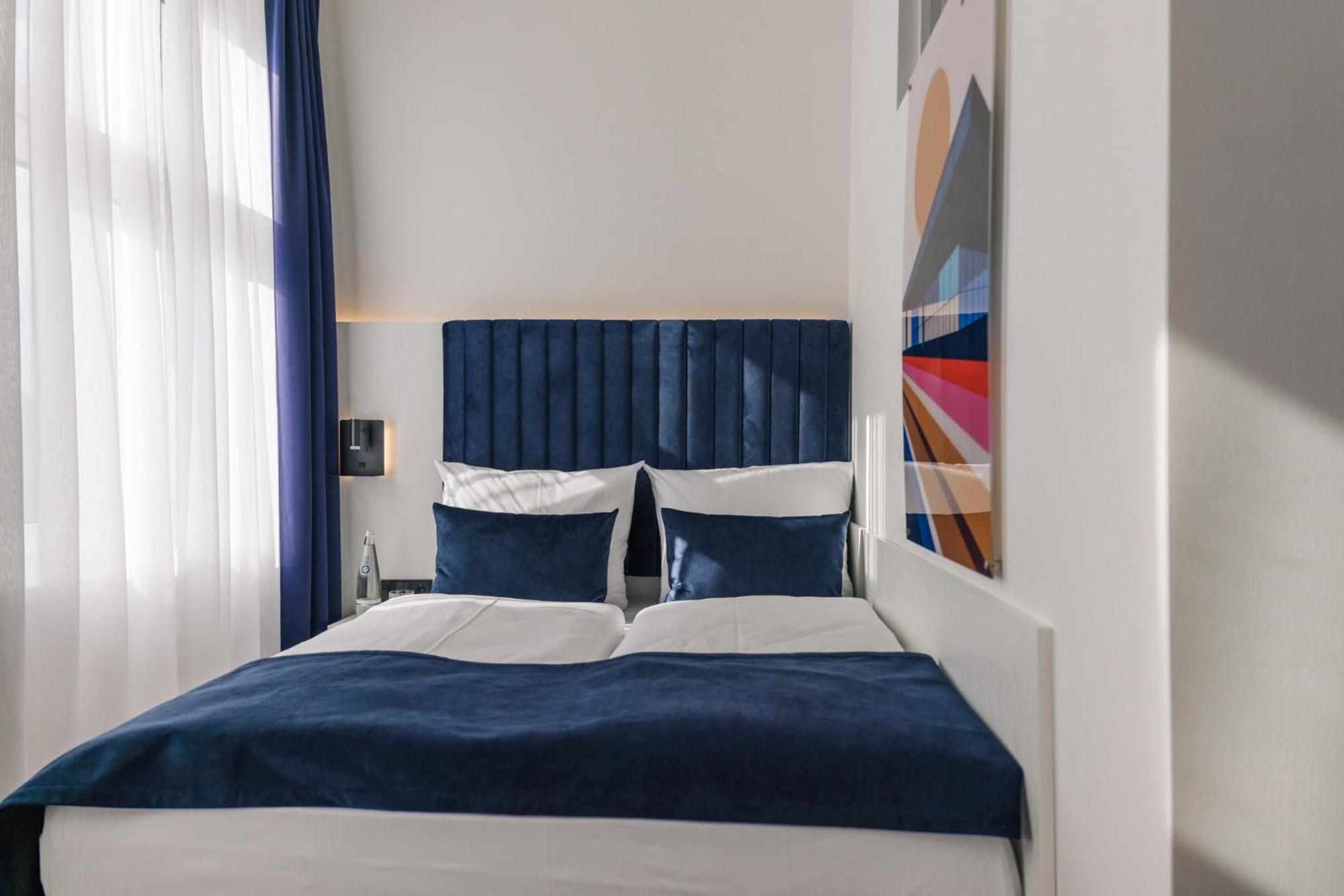 Homaris East Side Hotel Berlin Exterior foto
