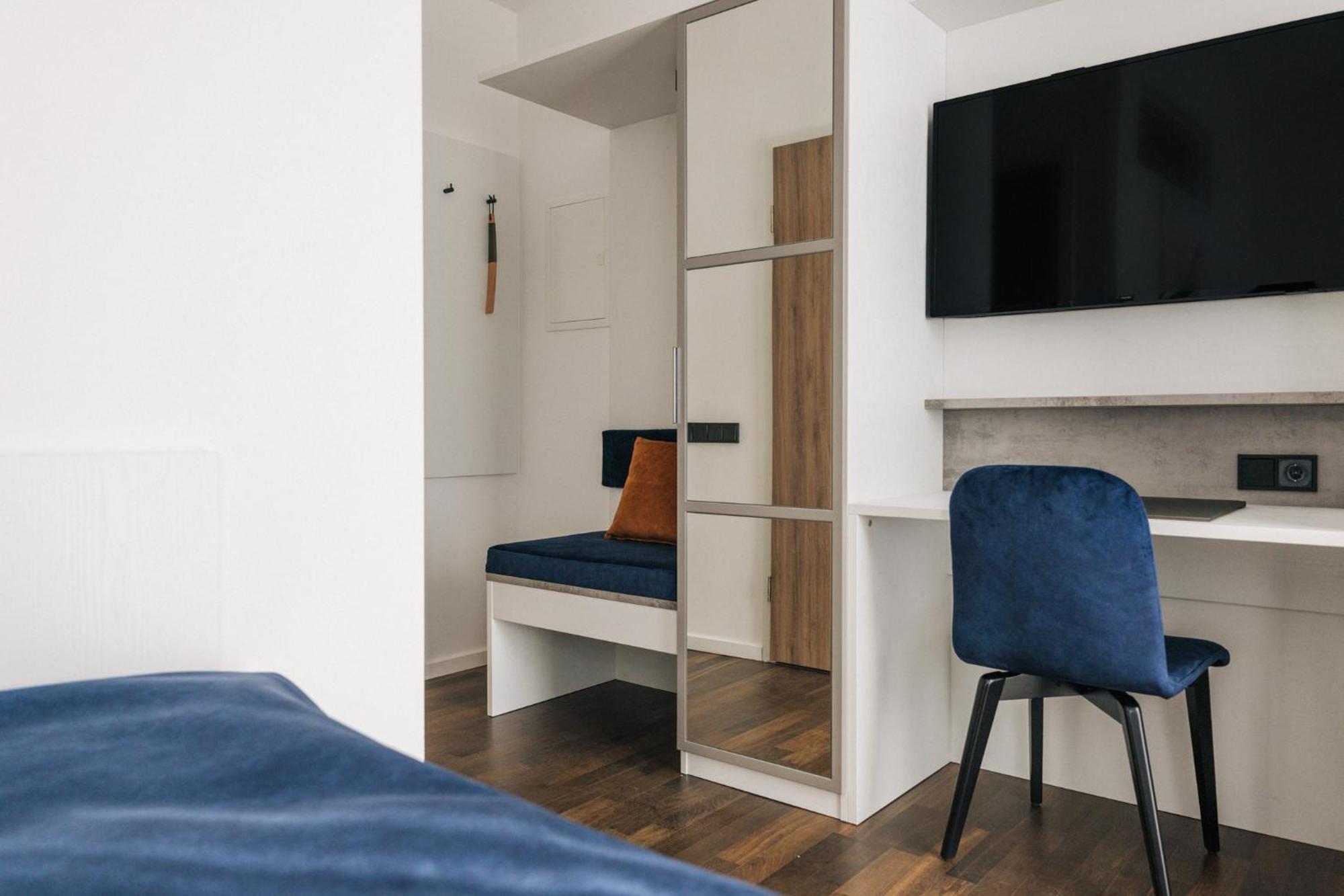 Homaris East Side Hotel Berlin Exterior foto