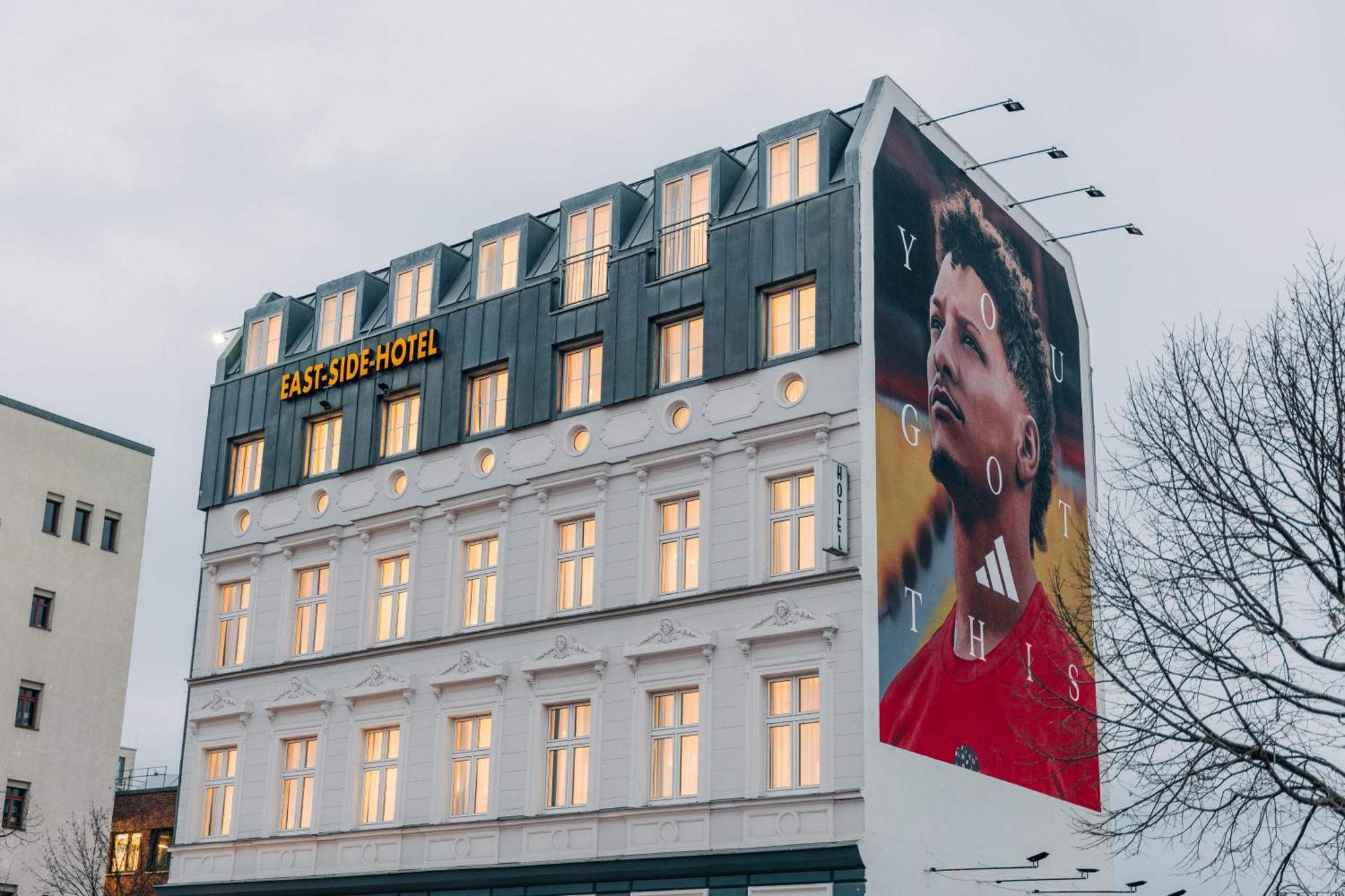 Homaris East Side Hotel Berlin Exterior foto